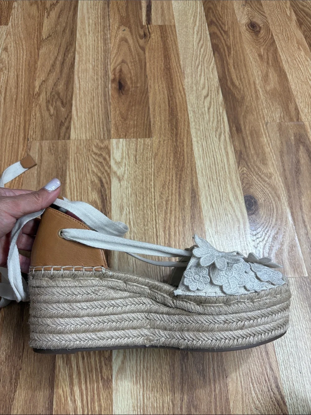 Vince Camuto Tilmai platform espadrille wedges with white floral size 9M